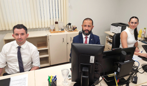 Na foto acima, registrada durante as Audiências, o juiz da Comarca,  Dr. Miller Freire de Carvalho (centro), o Promotor Pedro Andrade Perillo(esquerda) e a escrevente Isabella Oliveira, à direita. 
