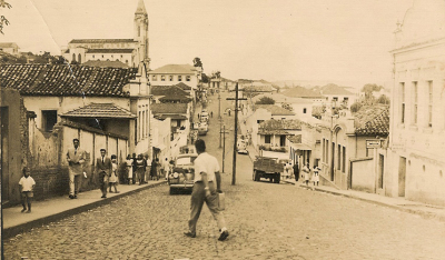 Rua Bento Ferreira dos Santos, dois quarteirões apenas, e muita história pra contar