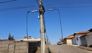 Cabos soltos de telefonia em postes da Cemig representam riscos à segurança