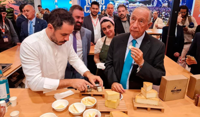 O chef Felipe Rameh serve queijos artesanais Matriarca e canastra Roça da Cidade para o presidente de Portugal, Marcelo Rebelo de Sousa