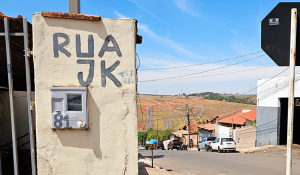 Improviso: na ausência de placas de identificação, morador grafa o nome da rua no muro da casa