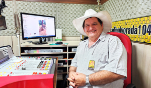 Francisco Ribeiro, radialista há quase 30 anos, virou Chico Mamona por causa de uma frutaria sem nome e de um acidente que parou o Brasil