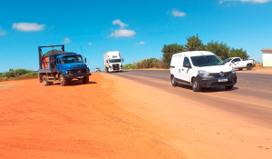 na foto acima é possível confirmar um dos sintomas de precariedade: o acesso que interliga o &#039;distrito&#039; à BR 354. Ali já deveria ter sido construído um trevo, também devido ao grande fluxo de veículos que circulam na Rodovia Federal. 