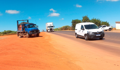 na foto acima é possível confirmar um dos sintomas de precariedade: o acesso que interliga o &#039;distrito&#039; à BR 354. Ali já deveria ter sido construído um trevo, também devido ao grande fluxo de veículos que circulam na Rodovia Federal. 