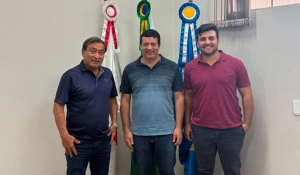 Na foto acima, o prefeito Makoto Sekita, seu vice, Lander Inácio, e ao centro, o prefeito de Rio Paranaíba, Major Adriano Alves  
