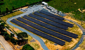 Sistema de placas solares e baterias em Serra da Saudade (MG)