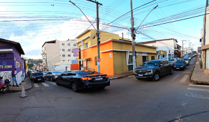 Fila dupla em porta de escolas congestiona trânsito em horário de pico
